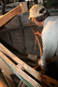 Removing damaged strut